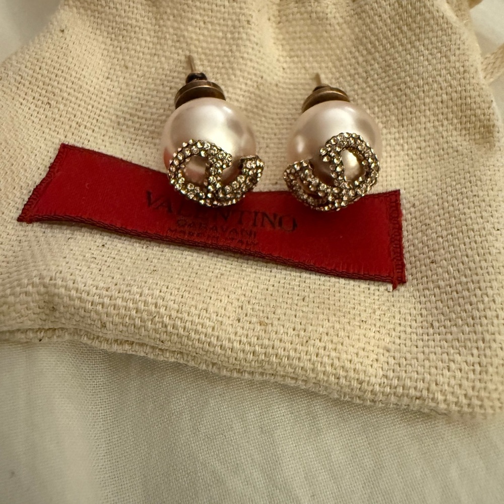 New Valentino Garavani VLogo Signature earrings with cream Swarovski® pearls